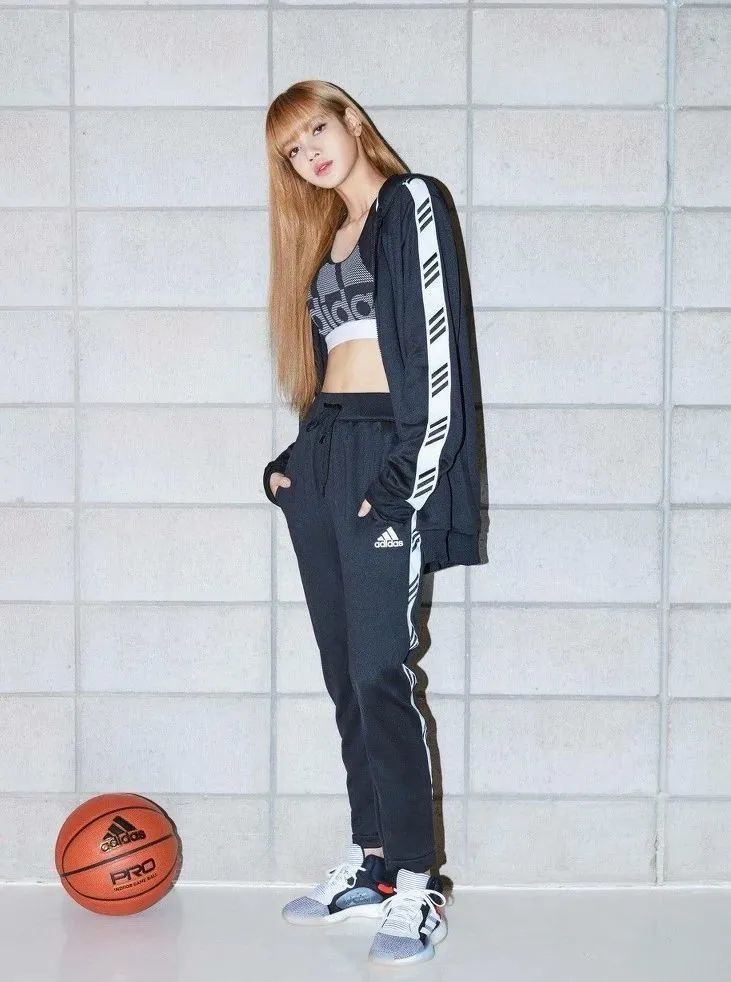 lisa 为 adidas 新拍的广告依旧甜辣风,虽然是运动风,但是依然嗅到