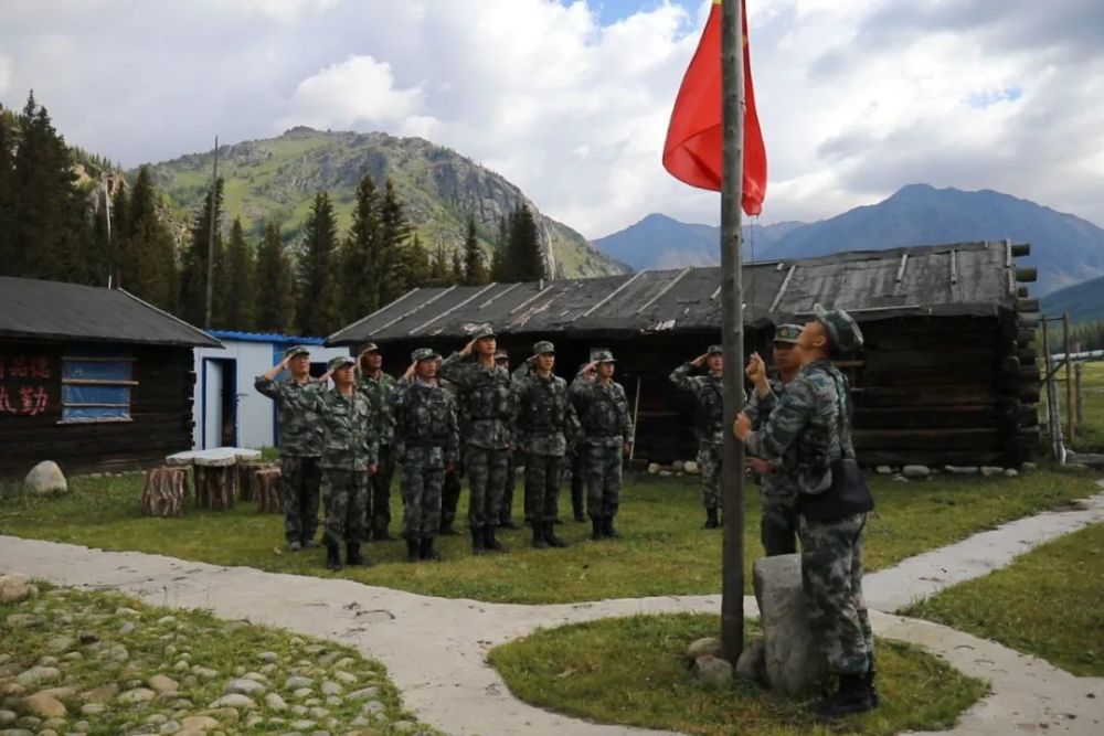 升国旗,齐唱国歌乌力杜尔贡哨所进驻哨所的官兵向直升机挥手告别从
