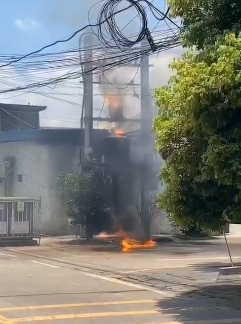 街头一变压器起火,现场火光骇人