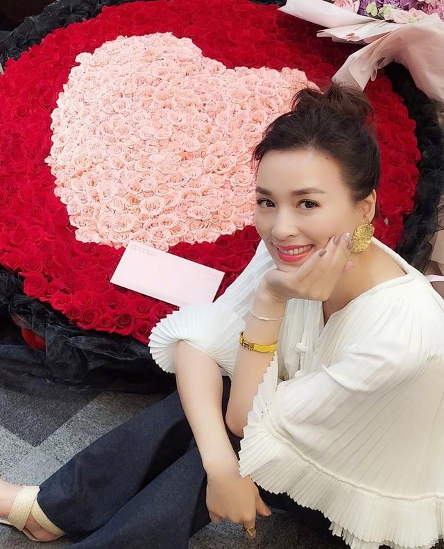 张庭的各种奢侈首饰搭配真好看,不愧是一代女神,这实力让人折服