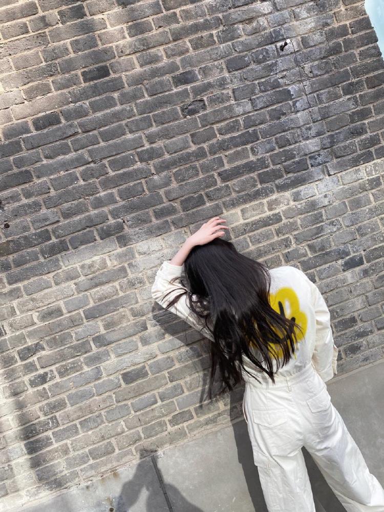 不愧是当代女生的穿搭模范,在新的私服照片中欧阳娜娜再次诠释连体裤