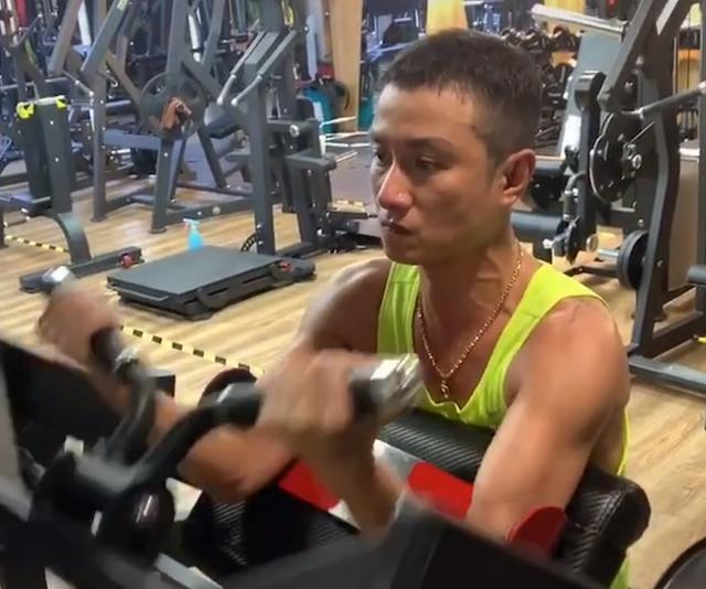 文章大变风格！穿绿色背心戴大金链健身，一股狠劲手臂肌肉很发达
