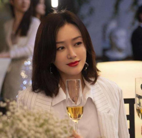 秦岚新剧获得好口碑,从走路姿势来看,她更适合做"白月光"