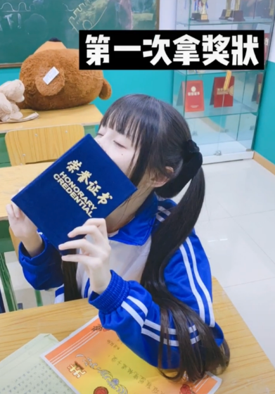 蔡萝莉校园回忆杀,穿上学生服毫无违和感,网友:初恋的