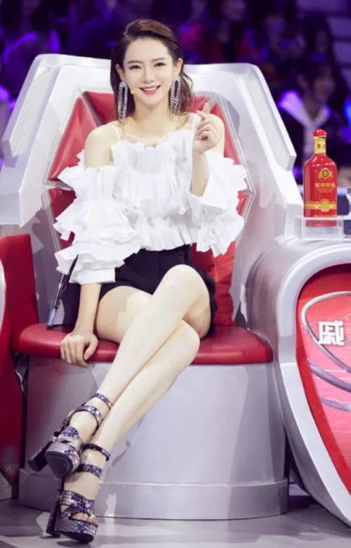 戚薇这样的坐姿被称为"蝴蝶坐",既显得腿长又知性大方