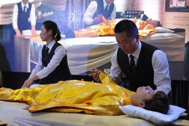 人死后为什么要穿寿衣?殡仪馆说出真相,看完之后长见识了