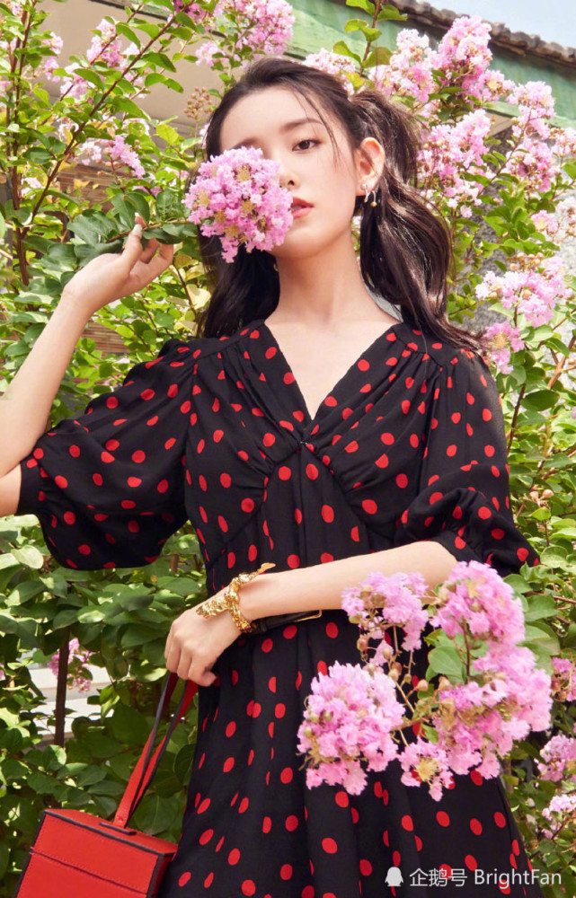 00后美女演员蒋依依时尚百变杂志大片写真