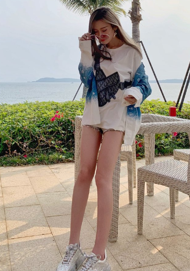 腐团儿不爱aj爱"水银鞋,看她站直后的腿长,怕是被上帝捏过_腾讯新闻
