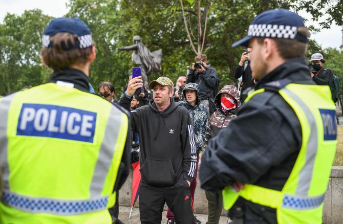 英国示威者在伦敦受约束,到五点必须结束,防暴警察随时待命