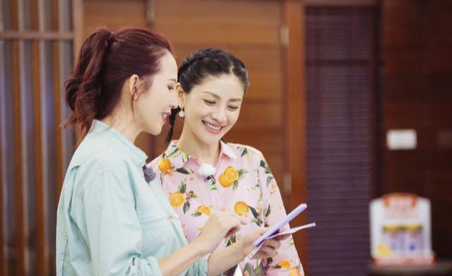 蔡少芬胡可少女感爆棚45岁胡可扎辫子超美手提箱子男友力爆棚