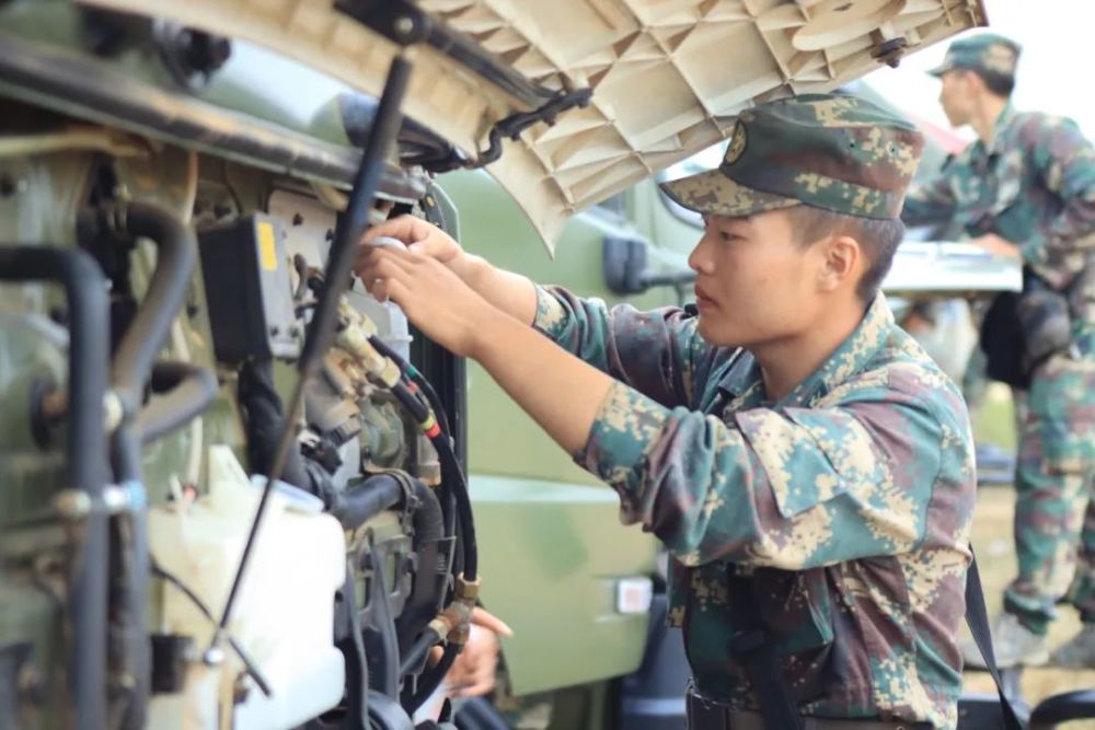 快上车!跟火箭军汽车兵仗剑走天涯