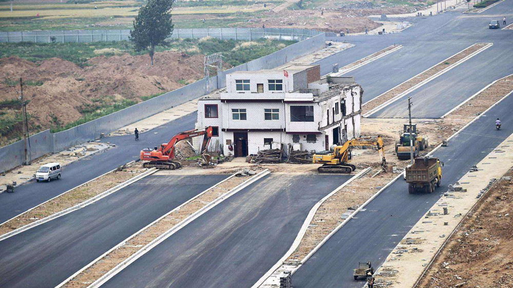 曾霸占公路8年的北京钉子户，把8车道变2车道，如今因房价很后悔