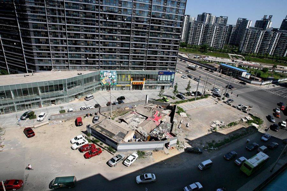 曾霸占公路8年的北京钉子户，把8车道变2车道，如今因房价很后悔