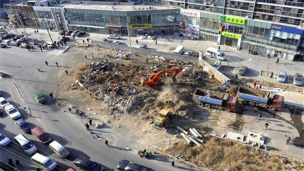 曾霸占公路8年的北京钉子户，把8车道变2车道，如今因房价很后悔