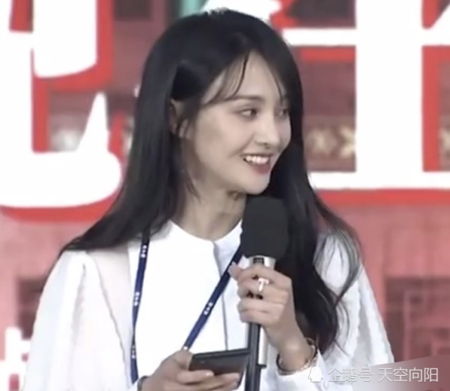 郑爽无美颜滤镜状态下颜值下降,面相瘦小无美感,在无
