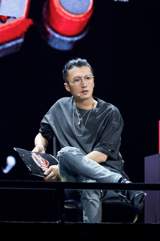 谢霆锋将头发扎起,戴上一副金属框眼镜,这才是痞帅的男生!