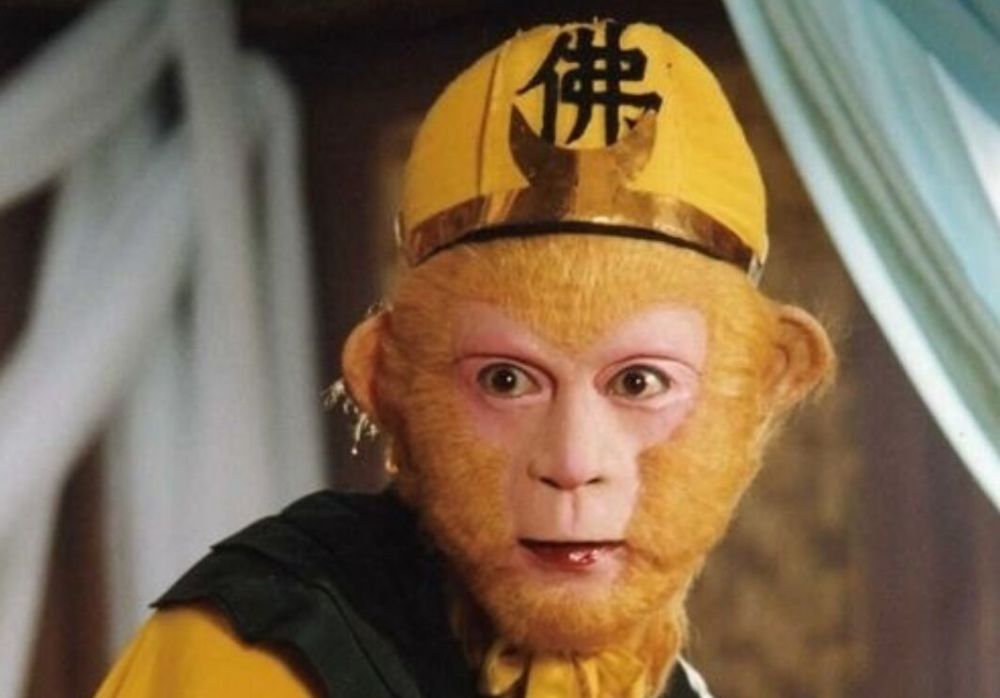 "孙悟空"与妻子罕见秀恩爱!"猴嫂"保养得宜,肤白貌美显年轻