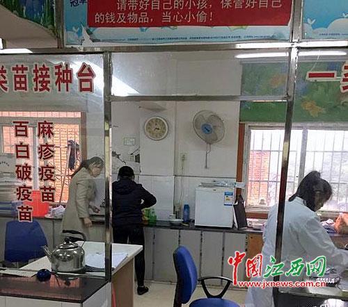 疾控中心员工接种窗口内杀鸡