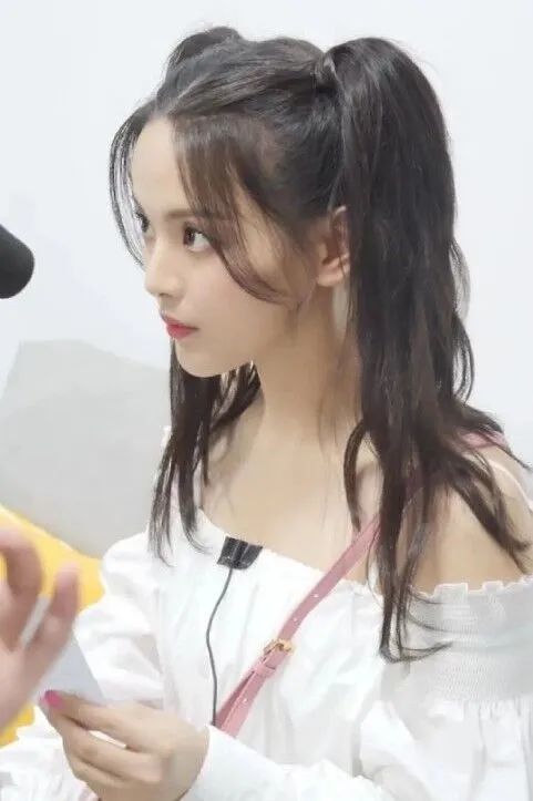 有一种发型叫“杨超越双马尾”，巨清新减龄，就看你敢不敢扎了