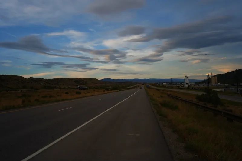 黄昏,空空的道路,来往的车辆也少了,独自一人占据了整条高速路.