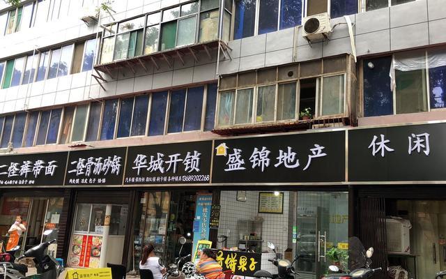 西安一街道多家店铺门头变黑白网友怎么感觉像是集体办丧事