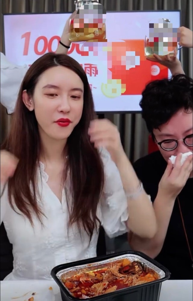 直接哭了起来,说:"看不下去了,网友讲话太难听,张大奕也是个女孩子,她