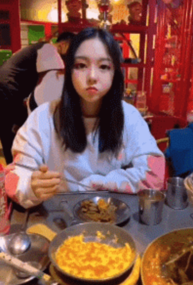 男子带着女友与闺蜜一起吃饭,不过,男子似乎很中意闺蜜,直接给闺蜜夹
