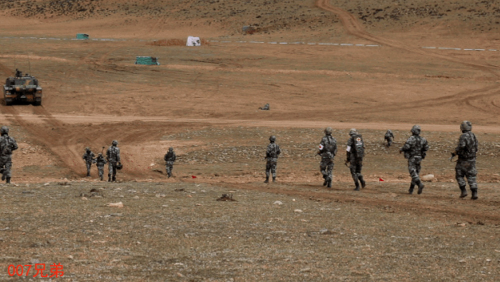 我军合成部队4700米高原战训,15式轻坦快速穿插,步兵武装到了牙齿
