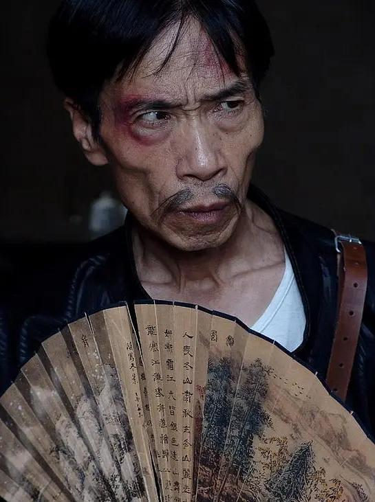 戏里的颜冠英是唯利是图,阴酸刻薄的小人形象,可戏外的他却是个