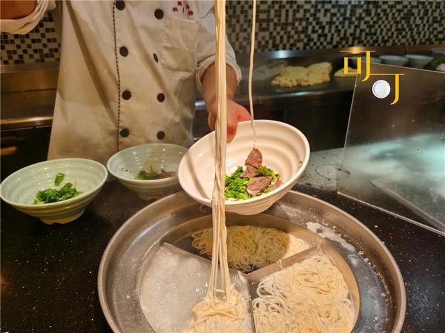 师傅一个人和面,擀面,拉面,煮面条,然后分到每一个碗里,一气呵成.