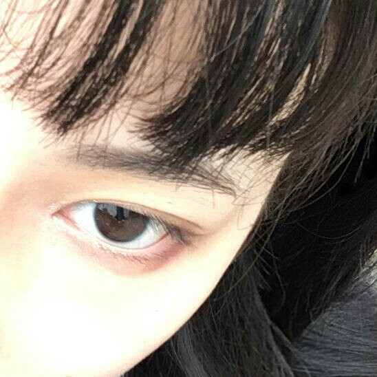 女孩子眼睛有这“3标志”，天生自带“眼妆”，全中异性缘爆棚哟