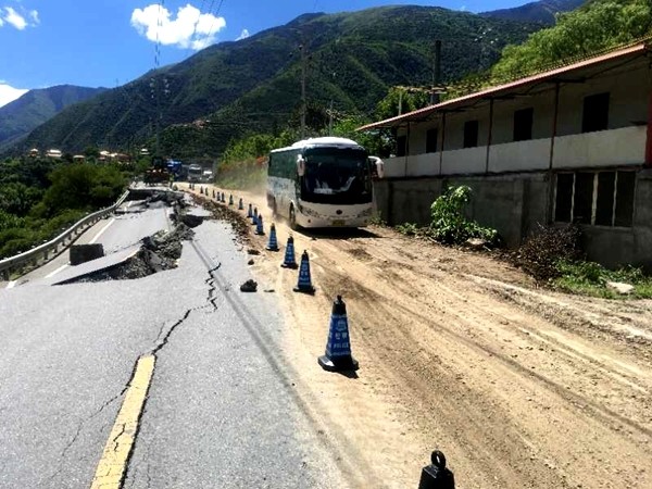 应急便道抢通国道248线马尔康邓家桥段恢复单边通行