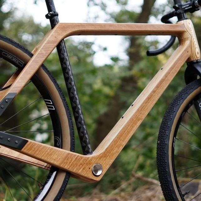 木质自行车主体框架,让运动也显得典雅.