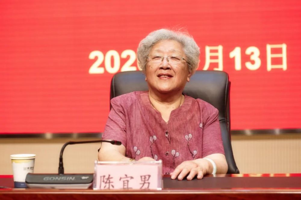 自幼跟随父亲陈剑晨(中国口琴演奏元老之一)学习口琴.