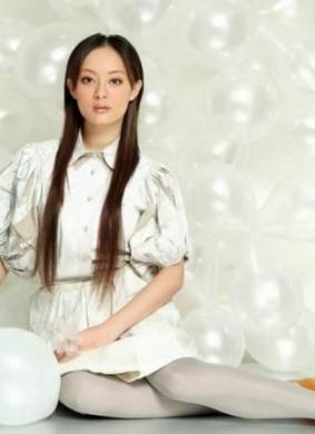 短发女神孙俪，在11年后再留长发，扎起短马尾，还真是可爱又减龄