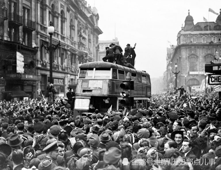 1945年二战欧洲胜利日:英国民众疯狂庆祝的10张老照片