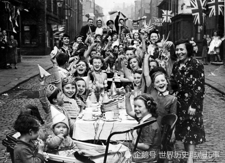 1945年二战欧洲胜利日英国民众疯狂庆祝的10张老照片让人感动