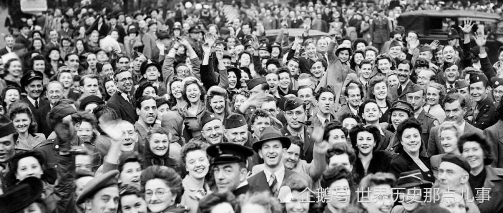 1945年二战欧洲胜利日:英国民众疯狂庆祝的10张老照片,让人感动