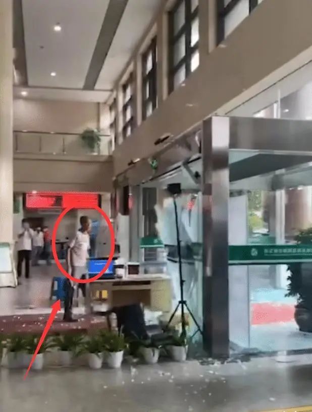 “还孩子命来！”杭州萧山医院大门被砸烂