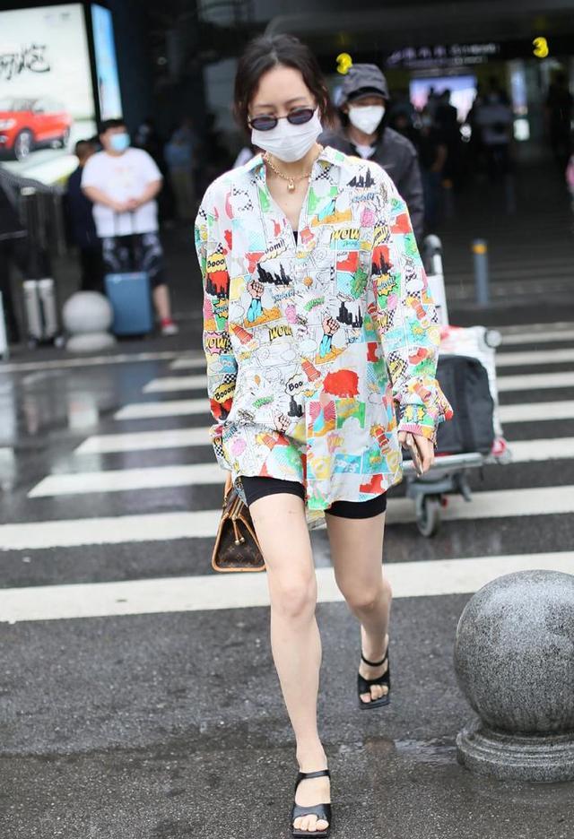王鸥穿长衬衫搭安全裤,脚上还踩丑凉鞋,有着一双肌肉