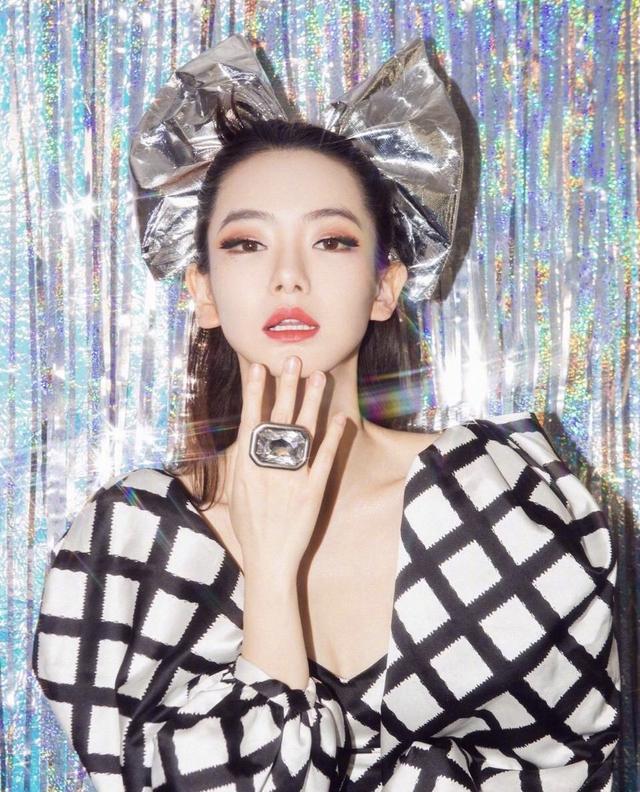 戚薇佩戴“鸽子蛋”的疯狂炫富?改良旗袍展露古典女人的独特魅力 戚薇佩戴“鸽子蛋”的疯狂炫富?改良旗袍展露古典女人的独特魅力