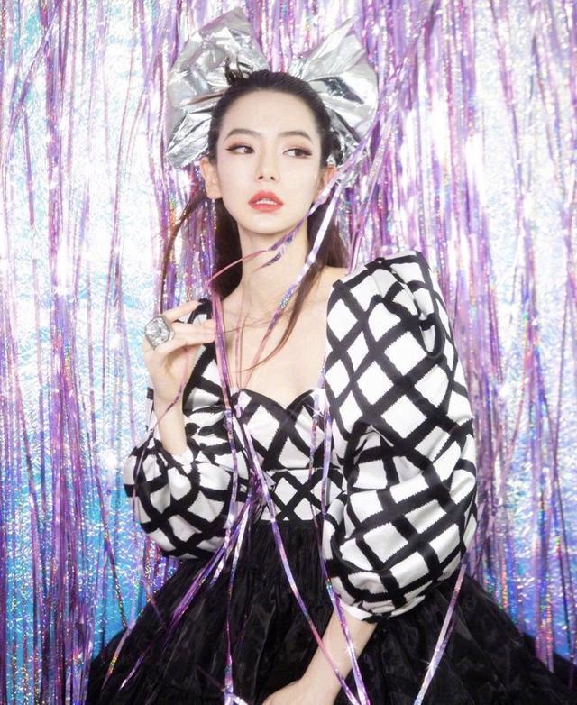 戚薇佩戴“鸽子蛋”的疯狂炫富?改良旗袍展露古典女人的独特魅力 戚薇佩戴“鸽子蛋”的疯狂炫富?改良旗袍展露古典女人的独特魅力