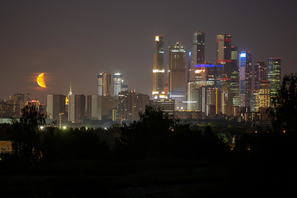 半月高挂莫斯科夜空,城市夜景美