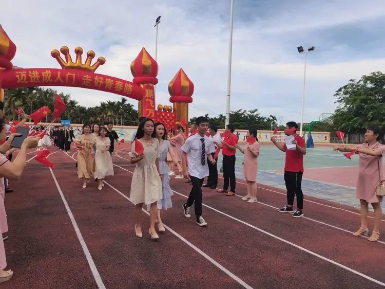 奋斗吧,青春!琼海市嘉积第三中学2020届高三成人礼暨高考动员大会