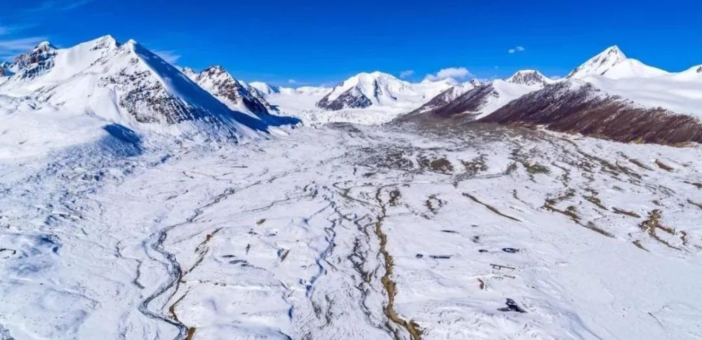 藏语意为"高原上的山" 蒙语中意为"雄鹰飞不过去的高山" 唐古拉山脉是