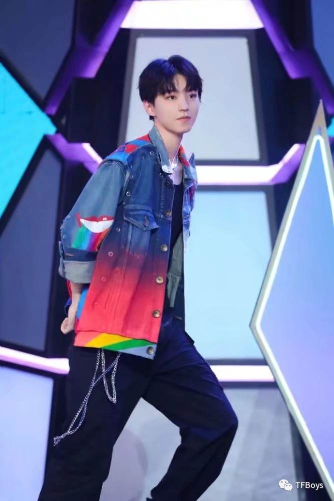 王俊凯演唱《摘星少年》,不到3小时,就获60多个媒体刷屏式宣传
