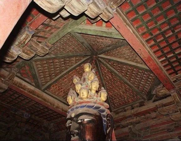 现存最早的木构藻井在天津蓟县独乐寺观音阁上层,属于辽圣宗统和二年