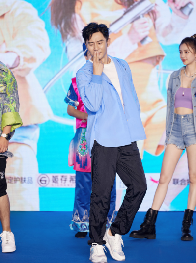 有种“整容”叫李晨分手，变白后像年轻5岁，肤色越来越接近前任