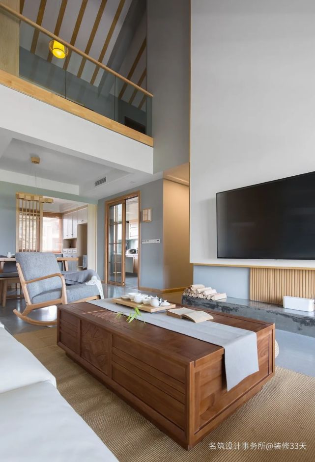 日系原木风复式宅,斜顶挑高客厅温馨自然