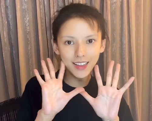 张予曦首次公开化妆过程，看清她素颜状态，没有眉毛也能这么好看